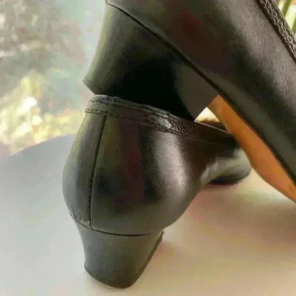 Salvatore Ferragamo Black Pumps Size 5B - Picture 4 of 12